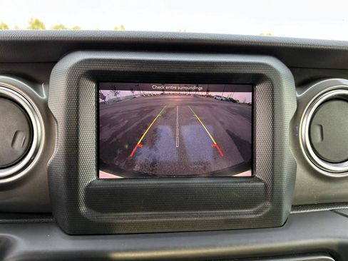 Used 2019 Jeep Wrangler Unlimited Sahara image 23