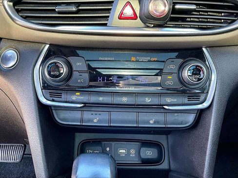 Used 2020 Hyundai Santa Fe SEL w/ Convenience + Premium Package image 18