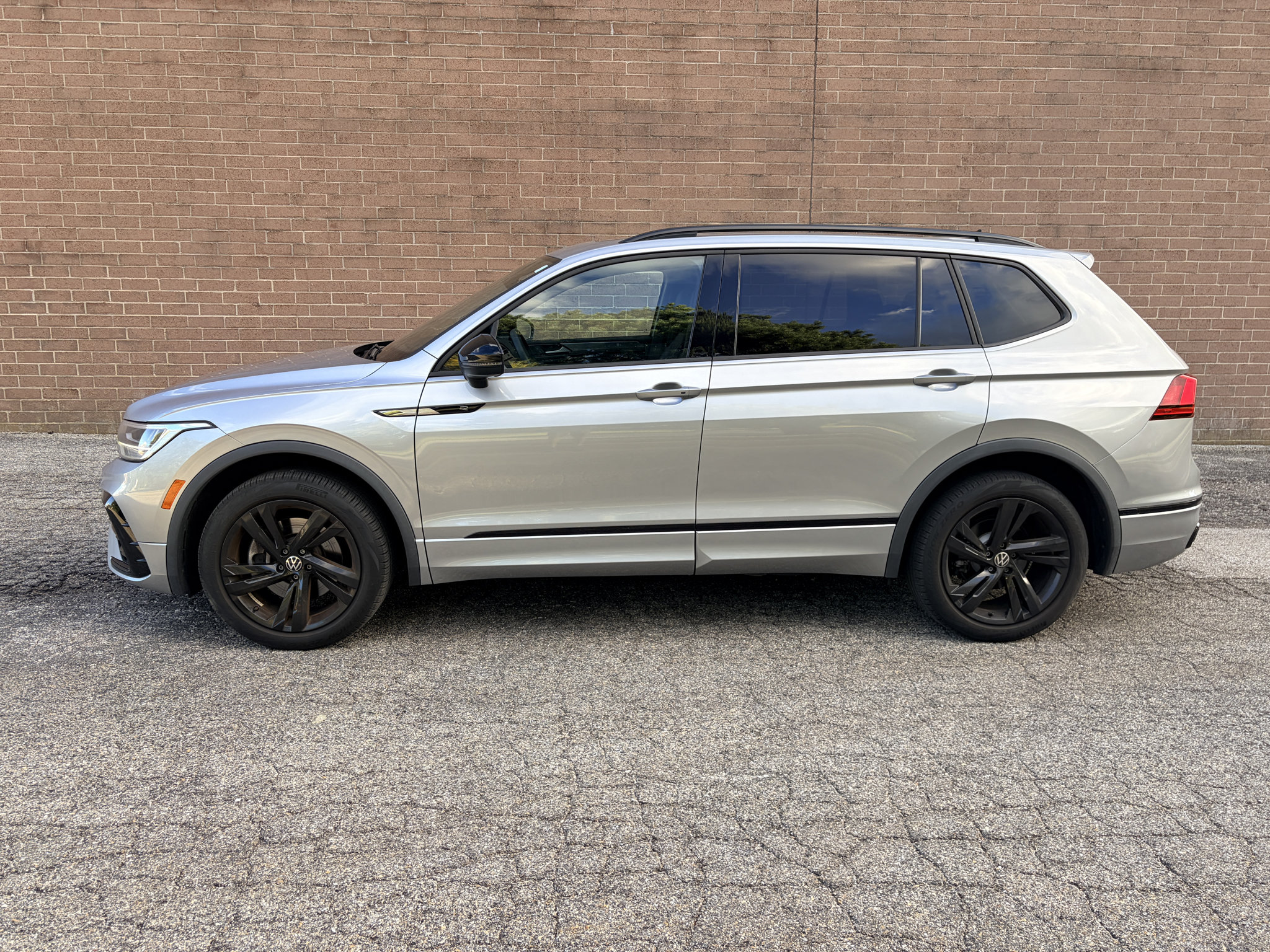 Used 2023 Volkswagen Tiguan SE R-Line FWD image 2