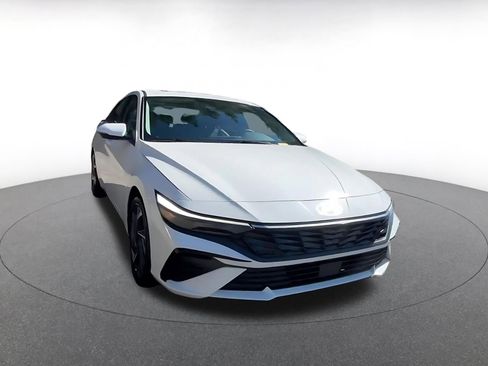 Used 2025 Hyundai Elantra Limited image 3