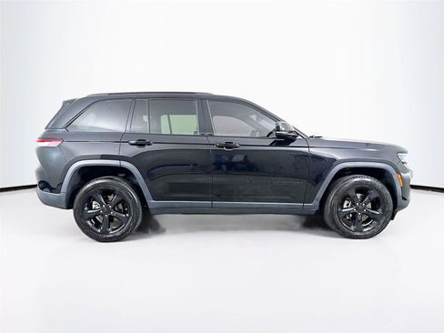 Used 2023 Jeep Grand Cherokee Altitude AWD/4WD image 36