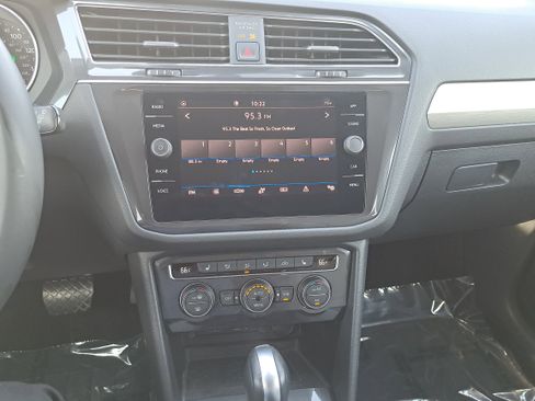 Certified 2021 Volkswagen Tiguan SE image 19