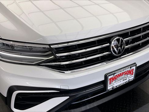 Used 2023 Volkswagen Tiguan SE AWD/4WD image 30