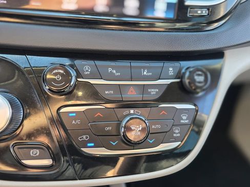 Used 2023 Chrysler Pacifica Touring-L FWD image 33