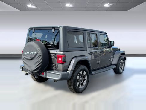 Used 2018 Jeep Wrangler Unlimited Sahara image 9