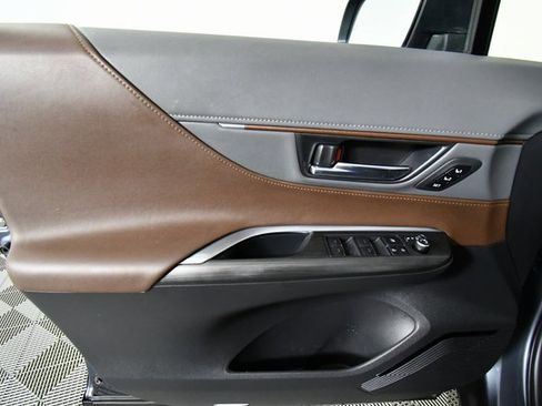 Used 2023 Toyota Venza XLE image 21