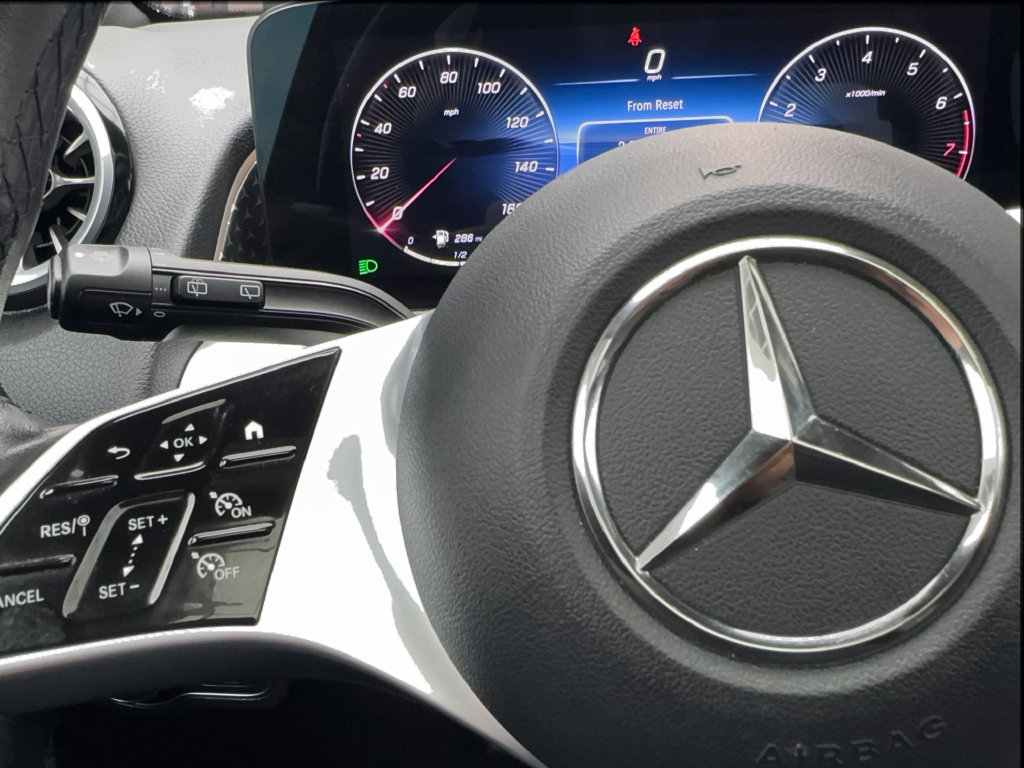 Used 2025 Mercedes-Benz GLB 250 4MATIC image 42