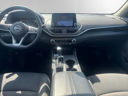 Used 2025 Nissan Altima 2.5 SV FWD image 10