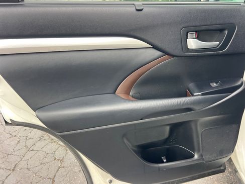 Used 2014 Toyota Highlander XLE AWD/4WD image 13