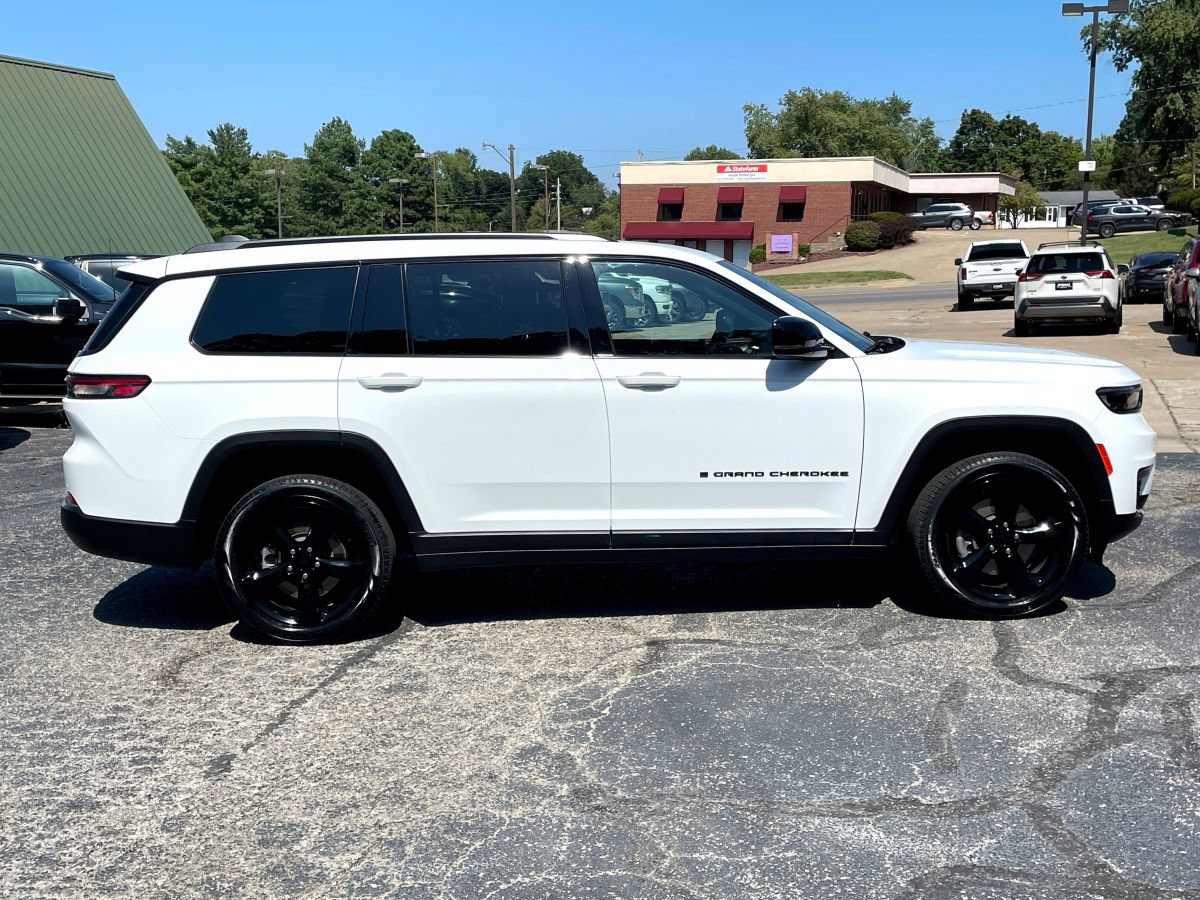 Used 2024 Jeep Grand Cherokee L Limited w/ Black Appearance Package AWD/4WD image 4