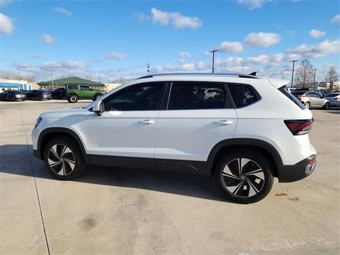 New 2026 Volkswagen Taos SE image 7