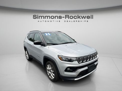 Used 2025 Jeep Compass Limited AWD/4WD image 7