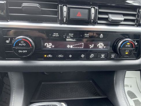 Used 2023 Nissan Pathfinder SL AWD/4WD image 29