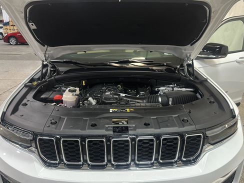 Used 2023 Jeep Grand Cherokee Limited image 13