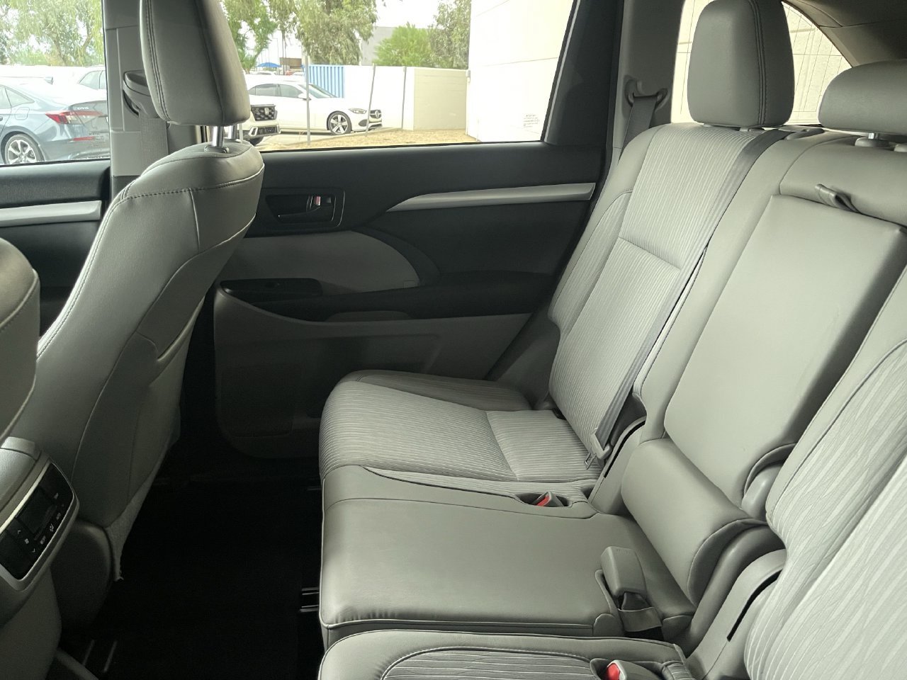 Used 2017 Toyota Highlander Plus w/ Carpet Mat Package FWD image 10