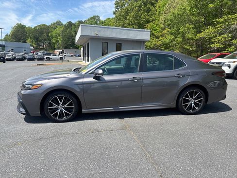 Used 2021 Toyota Camry SE w/ Convenience Package image 3