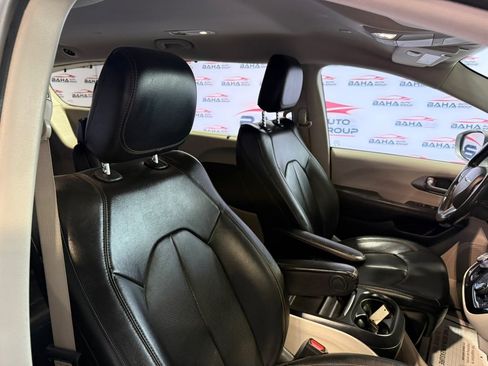Used 2020 Chrysler Pacifica Touring-L FWD image 35
