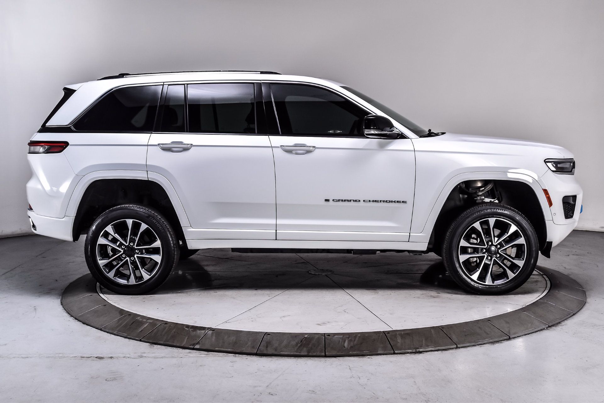 Used 2023 Jeep Grand Cherokee Overland w/ Luxury Tech Group IV AWD/4WD image 7