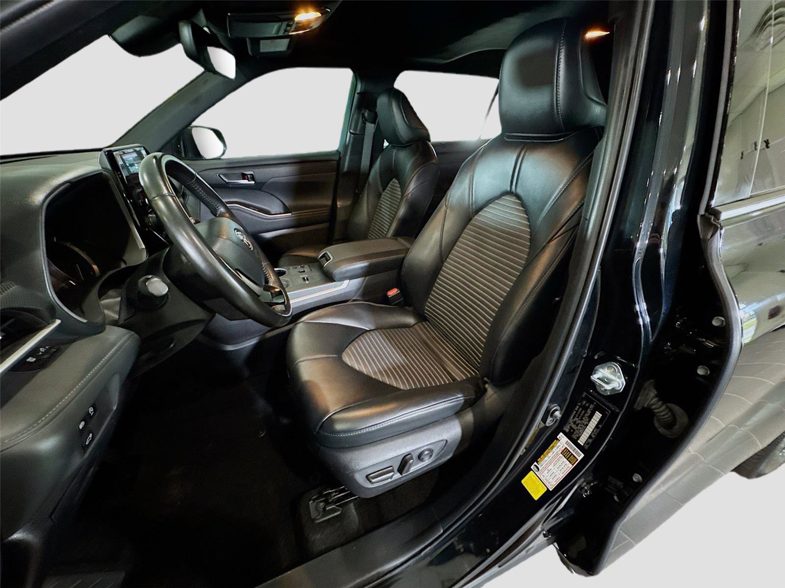 Used 2024 Toyota Highlander XSE FWD image 2
