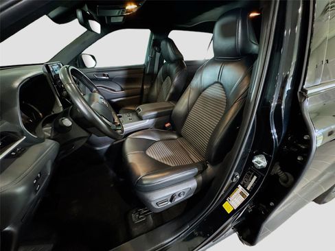 Used 2024 Toyota Highlander XSE FWD image 2