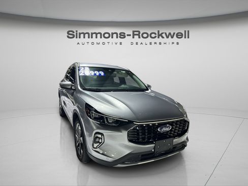 Used 2023 Ford Escape Platinum image 2