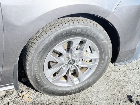 Used 2021 Toyota Sienna XLE image 33