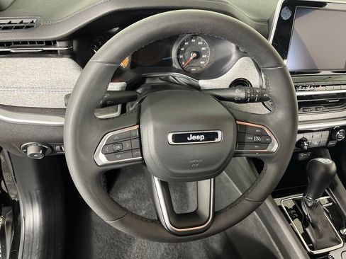 Used 2025 Jeep Compass Latitude AWD/4WD image 32