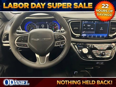 Used 2025 Chrysler Pacifica Select FWD image 3