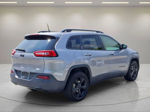 Used 2018 Jeep Cherokee Latitude w/ Altitude Package FWD image 5