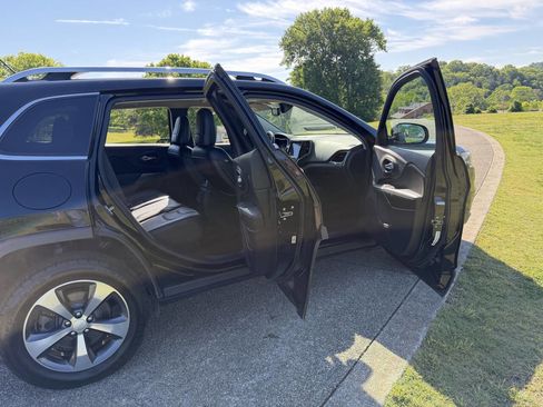 Used 2019 Jeep Cherokee Limited AWD/4WD image 16
