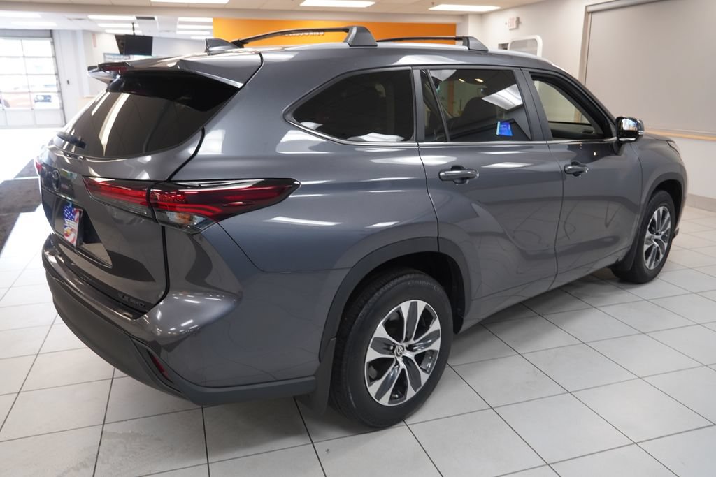 Used 2024 Toyota Highlander XLE AWD/4WD image 13