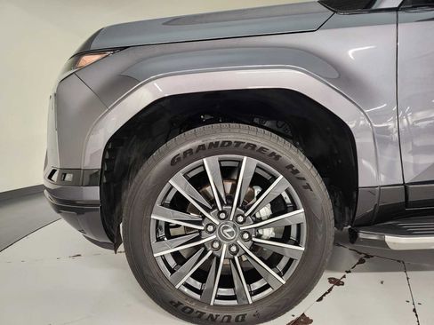 Used 2025 Lexus GX 550 w/ Accessory Package (2T) AWD/4WD image 18