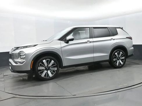 Used 2025 Mitsubishi Outlander SE image 5