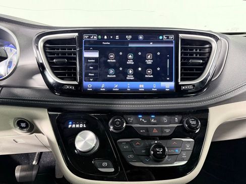 Used 2022 Chrysler Pacifica Touring-L w/ Uconnect Theater Family Group image 19