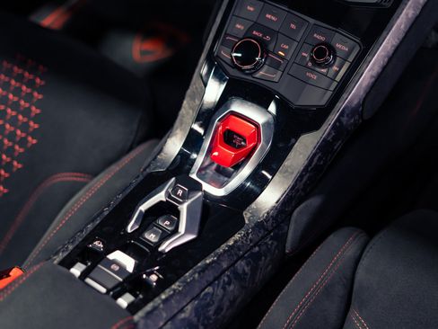 Used 2018 Lamborghini Huracan Performante AWD/4WD image 12