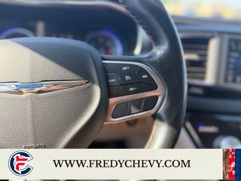 Used 2020 Chrysler Pacifica Touring-L FWD image 17