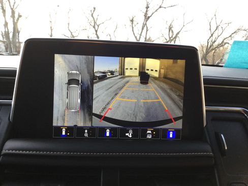 Used 2024 GMC Yukon SLT w/ SLT Luxury Package image 17