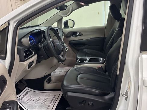 Used 2023 Chrysler Pacifica Touring-L image 11