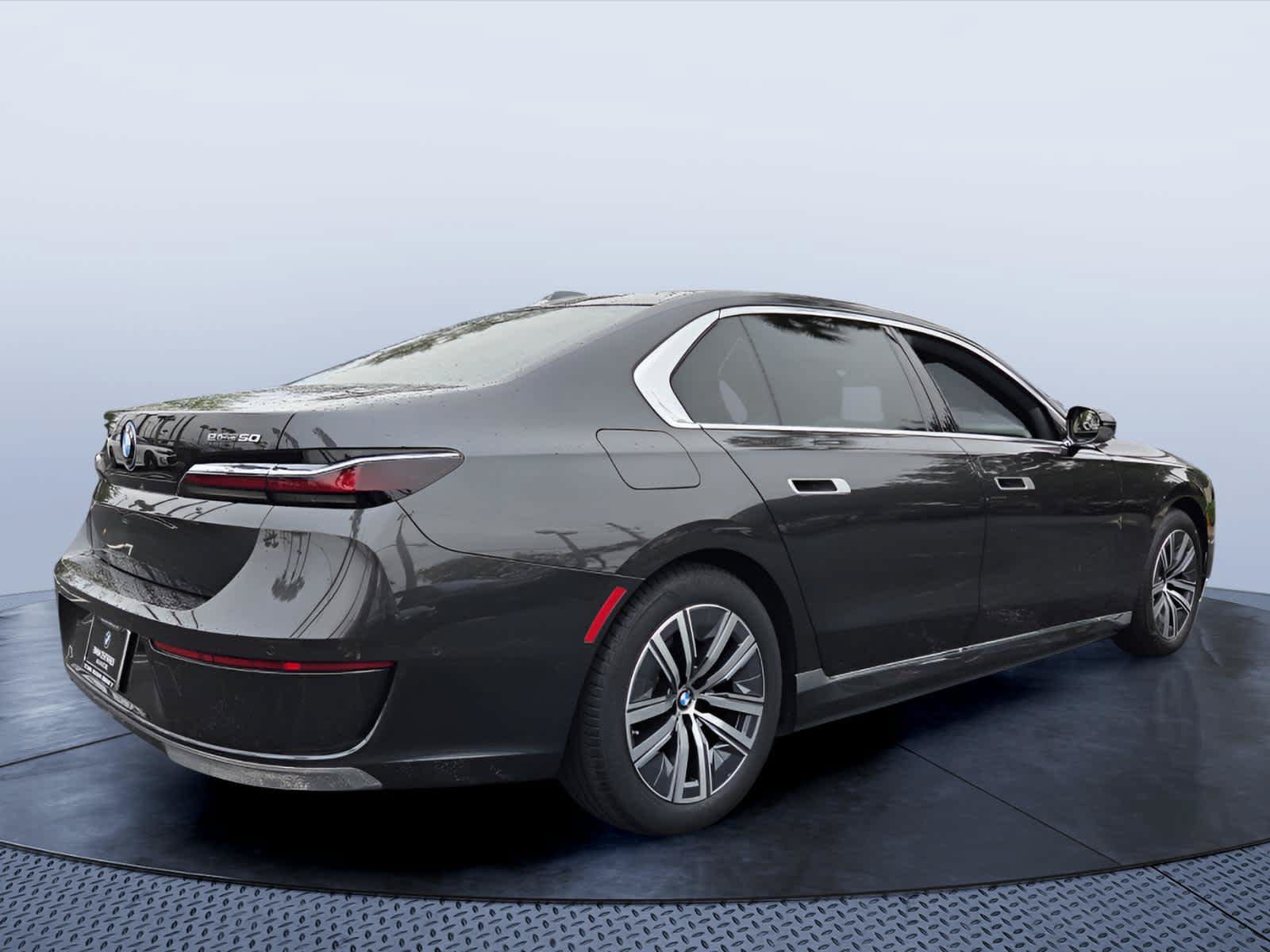 Used 2024 BMW i7 eDrive50 w/ Premium Package RWD image 3