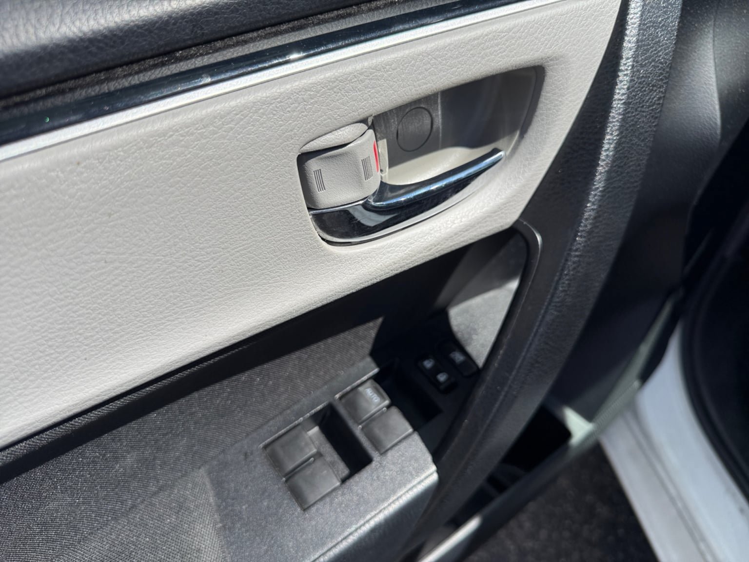 Used 2019 Toyota Corolla LE w/ Carpet Mat Package (TMS) FWD image 11