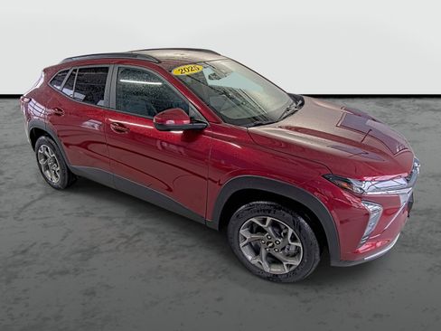 Used 2025 Chevrolet Trax LT w/ Driver Confidence Package image 4