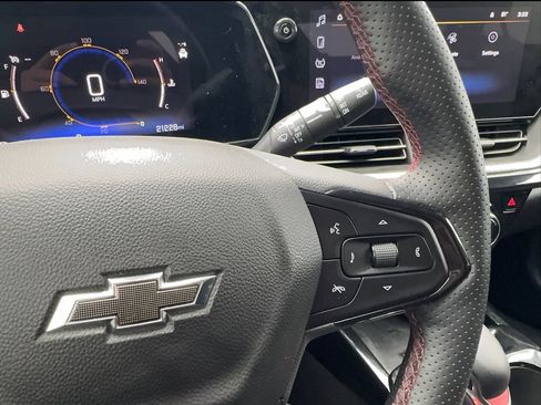 Used 2025 Chevrolet Trax RS w/ Sunroof Package image 43