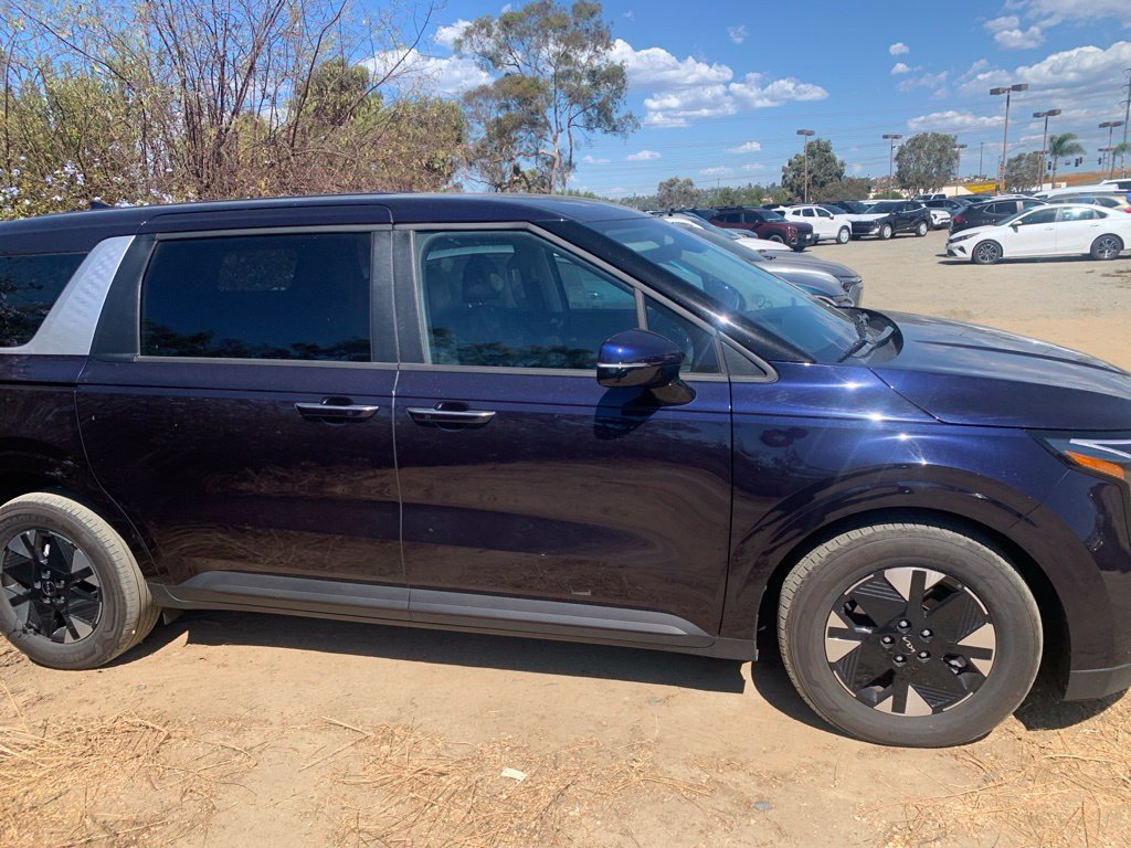 Used 2026 Kia Carnival LXS FWD image 5