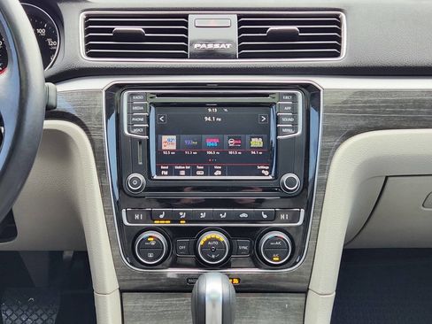 Used 2018 Volkswagen Passat 2.0T SE image 17