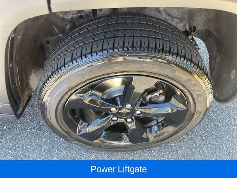 Used 2024 Jeep Grand Cherokee L Altitude AWD/4WD image 12