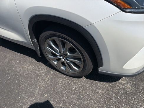 Used 2021 Toyota Highlander Limited AWD/4WD image 2