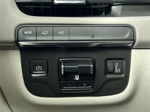 Certified 2023 Cadillac Escalade Premium Luxury Platinum image 18