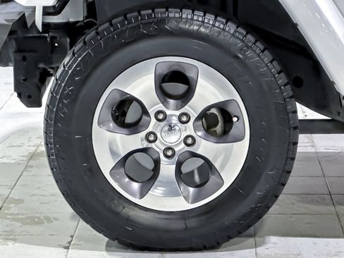 Used 2018 Jeep Wrangler Unlimited Sahara AWD/4WD image 12