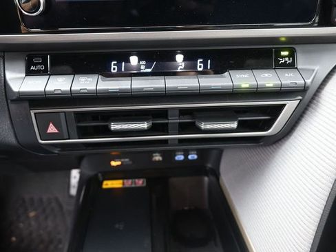 Used 2025 Toyota Camry SE w/ Convenience Package image 3