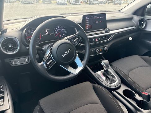 Used 2023 Kia Forte LXS w/ LXS Technology Package image 4